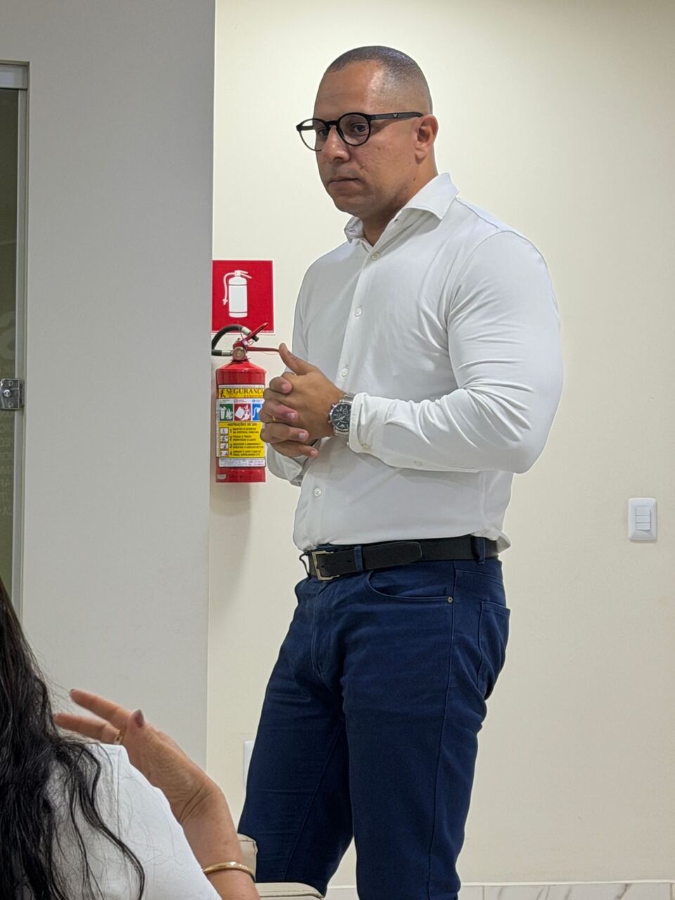 Dr. Michell Oliveira conduzindo a palestra