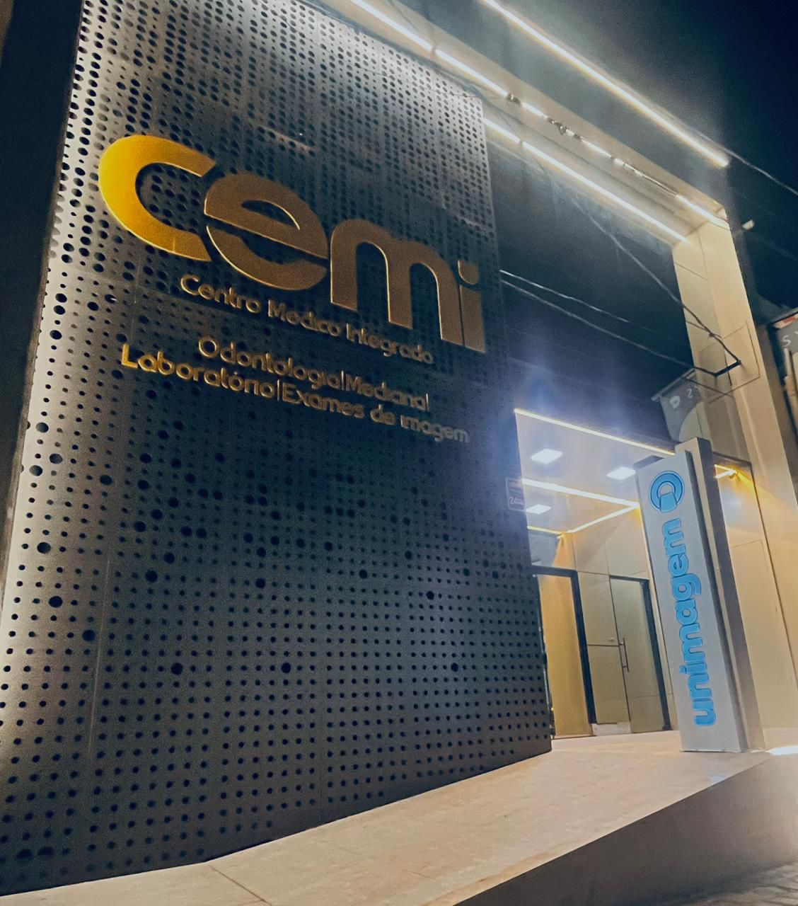 Logo CEMI na fachada da clínica